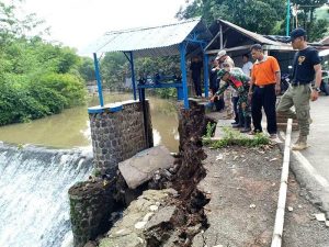 Tebing Longsor, Ancam Pintu Air dan Irigasi Warga di Jatisawit Brebes  
