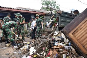 500 Prajurit TNI Bantu Bersihkan Sampah Banjir di Cibitung Bekasi