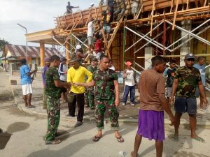 Bakti TNI, Yonif RK 136 TS Terjunkan Personel ke Desa Morella Maluku
