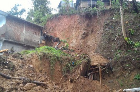 Petani Tewas Tertimpa Batu, 12 Rumah Terancam Longsor di Garut