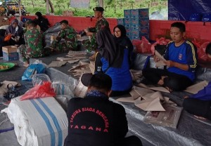 Prajurit 514 Kostrad Bantu Masak di Lokasi Bencana Banjir Bondowoso