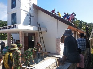 Sinergitas TNI-Polri Bantu Masyarakat Desa Titawai Maluku