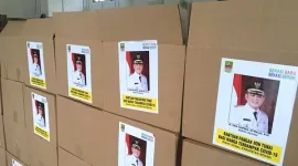 Bansos Berlebel Stiker Bupati