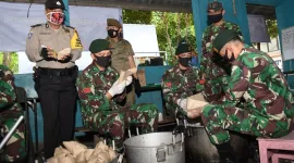 TNI-Polri Buka Dapur Umum