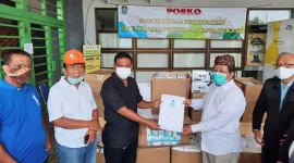 Serahkan Bantuan APD