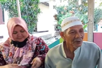 H. Hambali Didampingi Anaknya, Siti Fatimah