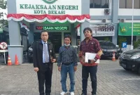 AJ (tengah) Bersama Kuasa Hukum Foto: Suarakarya.id