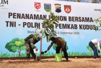 Polda Jateng Tanam Pohon dan Tabur Benih Ikan