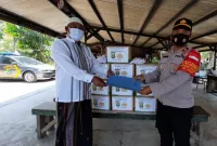 KH. A Hayatin Kauni Terima Bantuan Polres Metro Kabupaten Bekasi