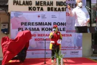 Ketua PMI Kota Bekasi Ade Puspitasari dengan Walikota Bekasi DR. H. Rahmat Effendi