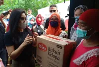 Rieke Diah Pitaloka Bantu Korban Banjir di Kabupaten Bekasi