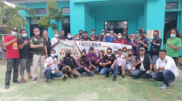 Jurnalis dan Komunitas Bekasi di Kantor Desa Pantai Harapan Jaya Kabupaten Bekasi 