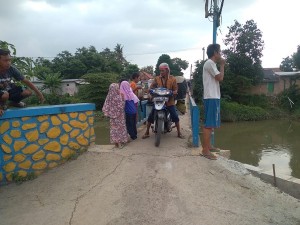 Jembatan Penghubung Dua Desa di Karang Rahayu Swadaya Masyarakat