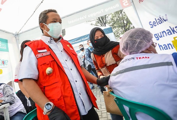 Foto 2 – Wakil Walikota Bandung Yana Mulyana Meninjau Proses Vaksinasi di Taman Dewi Sartika Bandung