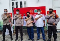 Wakil Sekjen MUI M Azrul Tanjung (tengah) bersama mitra dari Polri usai menyaksikan vaksinasi di Kota Tua Taman Sari Jakarta Barat, Senin 23 Agustus 2021 (Foto: Istimewa)