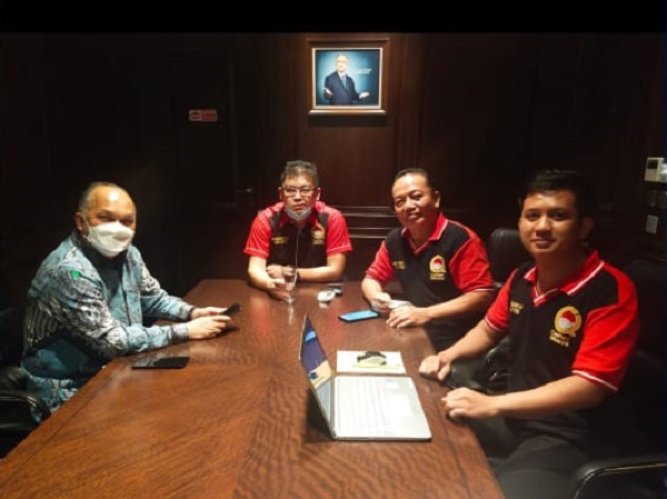 Foto: Tedy Agustiansjah (Pemilik PT. MIS Group) Bersama Tim LQ Indonesia Law Firm, Alvin Lim (Tengah) Leo Detri dan Ali Nugroho