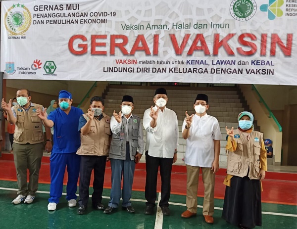 Sekjen MUI Buya Dr. H. Amirsyah Tambunan (dua, kanan) dan Walikota Tangsel Benyamin Davnie (tiga, kanan) bersama jajaran pengurus MUI dan Pimpinan UIN Jakarta usai menyaksikan kegiatan vaksinasi di Kampus UIN Jakarta, Minggu 29 Agustus 2021 (Foto: Istimewa)