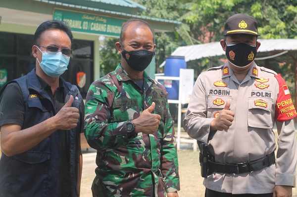 Keterangan Foto: Camat Asep Buchori (Kiri), Pangdam Jaya, Mayjen TNI Mulyo Aji (Tengah) dan Kapolsek AKP Robiin (Kanan)