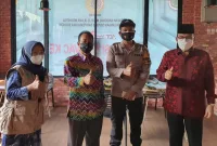 Bendahara Gernas MUI bagi Penanggulangan Pandemi COVID-19 dan Pemulihan Ekonomi Trisna NY Djuwaeli (kiri) hadir pada kegiatan vaksinasi yang diselenggarakan MUI bersama Kemenkes RI, Polri, Dinas Kesehatan Kota Bogor, Dompet Dhuafa, dan ACT di Bogor, Sabtu 4 September 2021 (Foto: Istimewa)