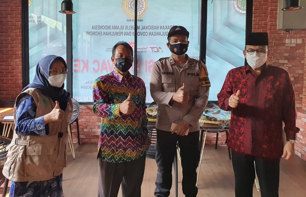 Bendahara Gernas MUI bagi Penanggulangan Pandemi COVID-19 dan Pemulihan Ekonomi Trisna NY Djuwaeli (kiri) hadir pada kegiatan vaksinasi yang diselenggarakan MUI bersama Kemenkes RI, Polri, Dinas Kesehatan Kota Bogor, Dompet Dhuafa, dan ACT di Bogor, Sabtu 4 September 2021 (Foto: Istimewa)