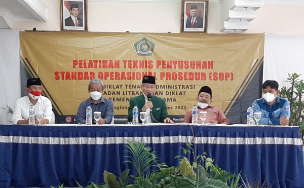 Ketua Umum Pengurus Besar Mathla'ul Anwar (PBMA) KH Embay Mulya Syarief (tengah) menyampaikan kata sambutan pada pelatihan teknis penyusunan SOP bagi pimpinan lembaga  dan kepala-kepala perguruan Mathla'ul Anwar yang diselenggarakan atas kerjasama Pusdiklat Kementerian Agama RI dengan PBMA di Wira Carita Pandeglang, Senin 4 Oktober 2021 (Foto: Istimewa)