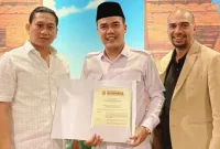 Ketua DPC Gerindra Kabupaten Bekasi, Aria Dwi Nugraha (Tengah)