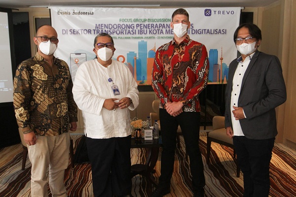 Direktur Sarana Transportasi RI, Mohamad Risal Wasal (kedua dari kiri), Brandon S Curson (kedua dari kanan) Country Manager Trevo dan Adrianus Satrio Ketua Bidang Publikasi dan Humas Masyarakat Transportasi Indonesia (MTI) Jakarta (paling kiri)