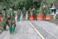 Anggota TNI Disiagakan di Batas Zona Merah Erupsi 