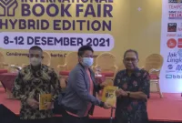 Ketua Dewan Pembina Yayasan Harapan Kita Soehardjo Soebardi (kanan) menyerahkan buku 