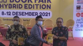 Ketua Dewan Pembina Yayasan Harapan Kita Soehardjo Soebardi (kanan) menyerahkan buku 