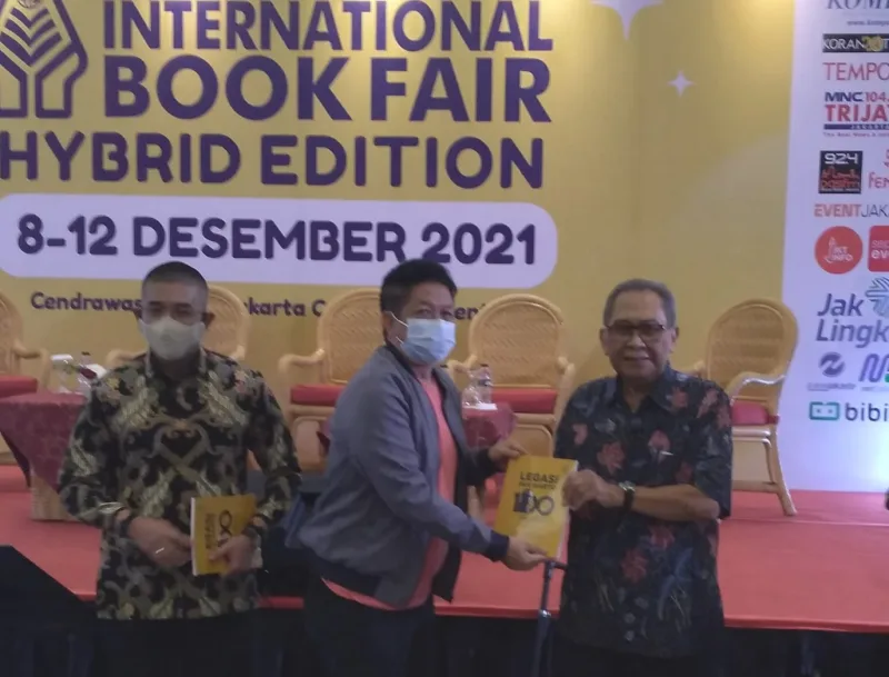 Ketua Dewan Pembina Yayasan Harapan Kita Soehardjo Soebardi (kanan) menyerahkan buku 