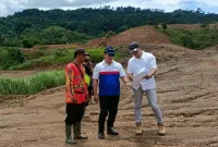 ommy Soeharto sedang mengarahkan proses pembangunan awal Lapangan Golf New Palm Hill Eco Green di dekat Circuit Sentul Bogor, Kamis 16 Desember 2021 (Foto: Istimewa)