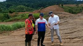 ommy Soeharto sedang mengarahkan proses pembangunan awal Lapangan Golf New Palm Hill Eco Green di dekat Circuit Sentul Bogor, Kamis 16 Desember 2021 (Foto: Istimewa)