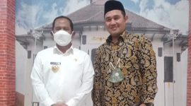 Foto: Plt Bupati Bekasi, H. Ahmad Marjuki (Kiri) Bersama Amrul (Kanan) 