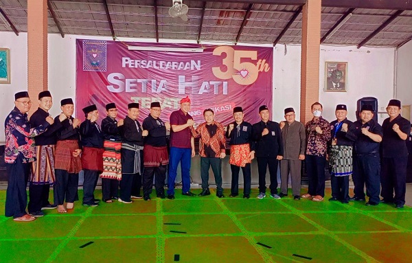 Wakil Walikota Bekasi, Tri Adhianto Bejabat Tangan Dengan Ketua DPRD Kabupaten Bekasi, BN Holik Qodratullah (Tengah)