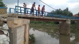 Jembatan Akses Warga Dua Desa di Cikarang Utara