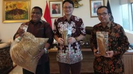 Wakil Menteri Perdagangan Jerry  Sambuaga (tengah) ketika menerima pengusaha Geoffry RH May (kiri) dan tokoh muda Banten Andi YH Djuwaeli (kanan) di Jakarta baru-baru ini (Foto: Istimewa)