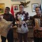 Wakil Menteri Perdagangan Jerry  Sambuaga (tengah) ketika menerima pengusaha Geoffry RH May (kiri) dan tokoh muda Banten Andi YH Djuwaeli (kanan) di Jakarta baru-baru ini (Foto: Istimewa)