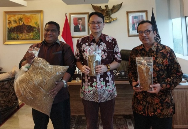 Wakil Menteri Perdagangan Jerry  Sambuaga (tengah) ketika menerima pengusaha Geoffry RH May (kiri) dan tokoh muda Banten Andi YH Djuwaeli (kanan) di Jakarta baru-baru ini (Foto: Istimewa)