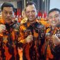 Ketua MPC PP Kabupaten Bekasi, H. Apuk Idris (Kiri) Bersama Ketua MPW Jabar, Dian Rahardian (Tengah) dan Pengurus  MPN, Alex (Kanan)