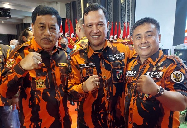 Ketua MPC PP Kabupaten Bekasi, H. Apuk Idris (Kiri) Bersama Ketua MPW Jabar, Dian Rahardian (Tengah) dan Pengurus  MPN, Alex (Kanan)