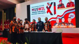 Ket Foto: Depan, Hj. Sarimaya dan belakang Ketua MPW PP Jabar terpilih Dian Rahardian