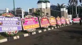 Karangan Bunga di Depan DPR RI