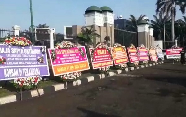 Karangan Bunga di Depan DPR RI