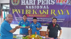 Ketua PWI Bekasi Raya Melody Sinaga Tengah Menyerahkan Potongan Tumpeng  