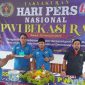 Ketua PWI Bekasi Raya Melody Sinaga Tengah Menyerahkan Potongan Tumpeng  