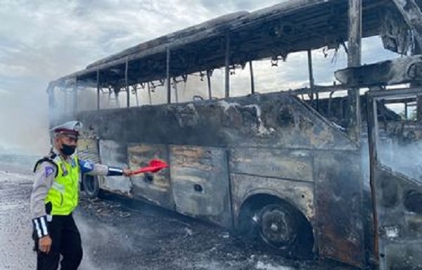 Bus Pariwisata Al - Mubarok Terbakar