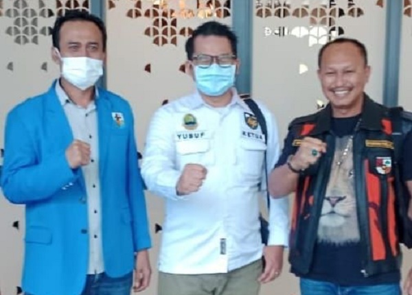 Baju Biru Ketua KNPI Kabupaten Bekasi, Baju Putih Ketua KNPI JABAR dan Jaket Sekertaris MPC PP Kabupaten Bekasi