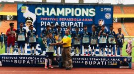 Ketua PSSI Kabupaten Bekasi Haji Hamun Sutisna Menyerahkan Piala Ke Tim Sepak Bola Usia 12 dari SSB Aqua Hair