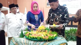 Ketua FORMAT Bekasi Raya: H. Apuk Idris (Potong Tumpeng)